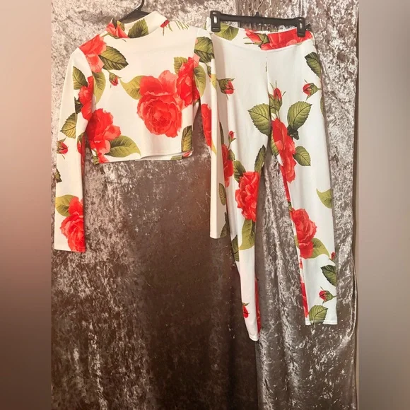 Fashion Nova Roses 2 pc set - Picture 2 of 5